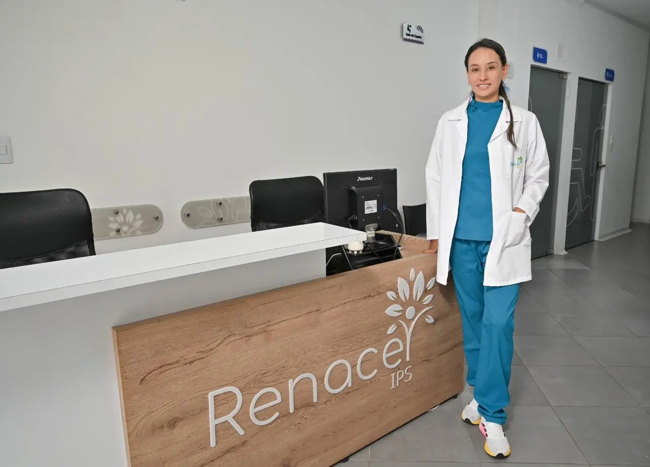 Profesional de Renacer en el área de recepción